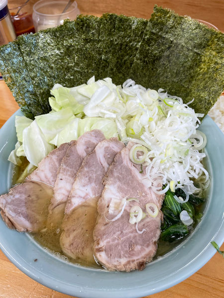 「チャーシュー麺中盛り　海苔とネギ増し　小ライス」@捲り家の写真