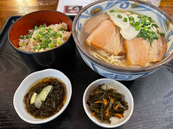 「三枚肉そば定食950円」@沖縄そば 海産物料理店 楚辺の写真