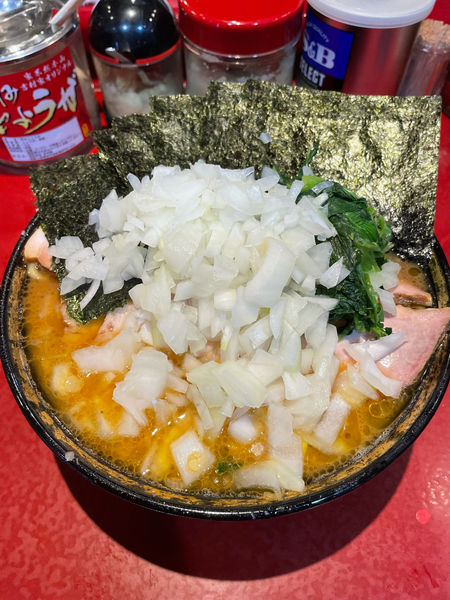 「中盛りチャーシュー　海苔と玉ねぎとチャーシュー３枚を増す　ライス」@厚木家の写真