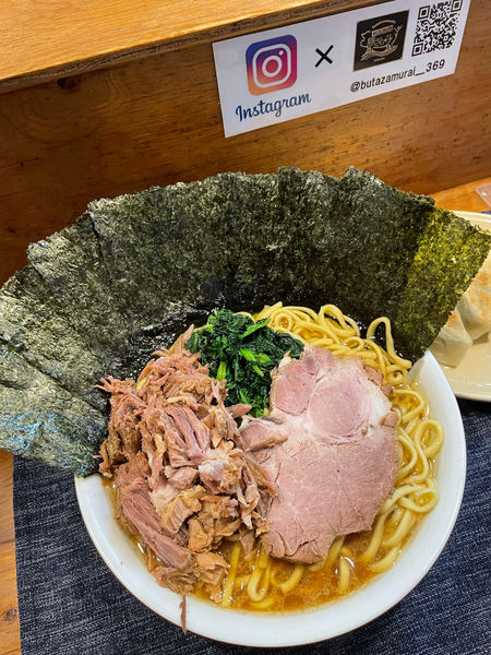 「家系ラーメン醤油大盛り　海苔とほぐしチャーシューを増す　中ライス」@替玉無双 豚ざむらいの写真