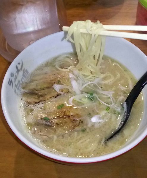 「魚介とんこつラーメン」@ラーメン海鳴 中洲店の写真
