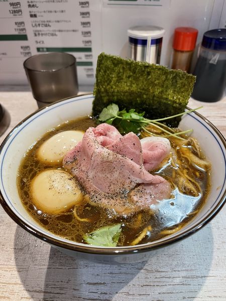 「【限定】四つ葉ブラック（味玉）」@中華そば 四つ葉の写真