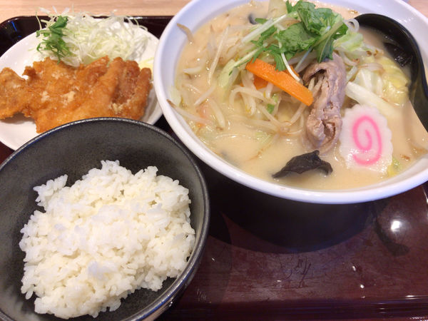 「濃厚タンメン(野菜増し)+「デカ・サク」唐揚げセット 1000円」@埼玉タンメン 山田太郎 所沢本店の写真