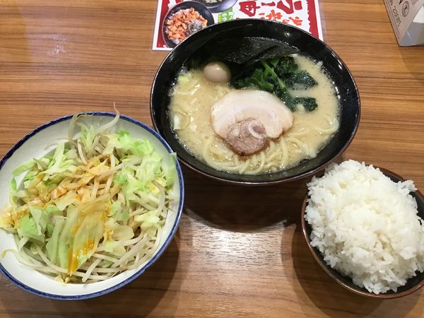 「ラーメン並塩味750円(11日550円)、モヤキャベ210円」@横浜家系ラーメン 野田家の写真