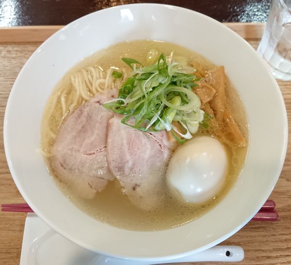 「塩らぁめん＋味玉(無料トッピング)」@らぁめん ご恩の写真