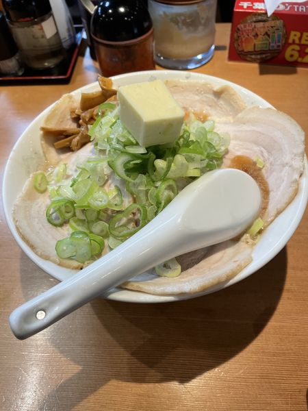 「醤油チャーシュー麺＋バター」@旨みこってりらーめん 鐵 TETSU 千葉分店の写真