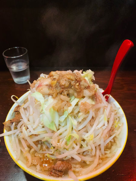 「ラーメン中豚４枚」@ラーメン イエロー 新宿御苑前店の写真