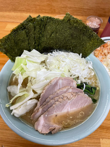 「中盛りチャーシュー麺醤油　海苔とネギを増す　小ライス」@捲り家の写真