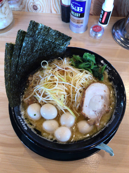 「ねぎラーメンうずら追加（950円）」@横浜家系ラーメン 一新家 別所店の写真