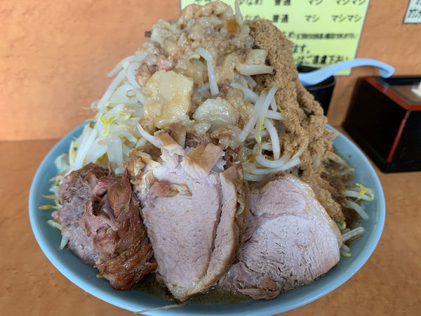 「中ラーメン　ヤサイマシアブラマシマシ　魚粉」@立川マシマシ ロイヤルスープの写真