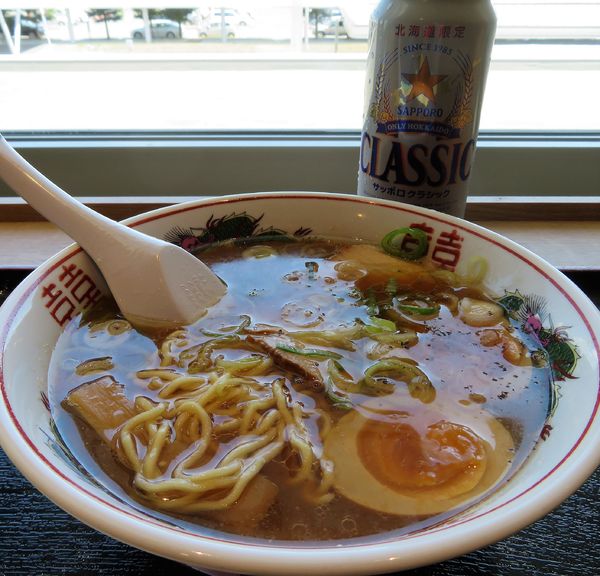 「醤油ハーフ＋味玉（720円）」@梅光軒 旭川空港店の写真