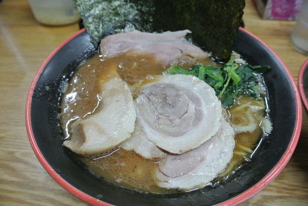 「ラーメン硬めバラ2豚トロ1まかない飯」@麺家 紫極の写真