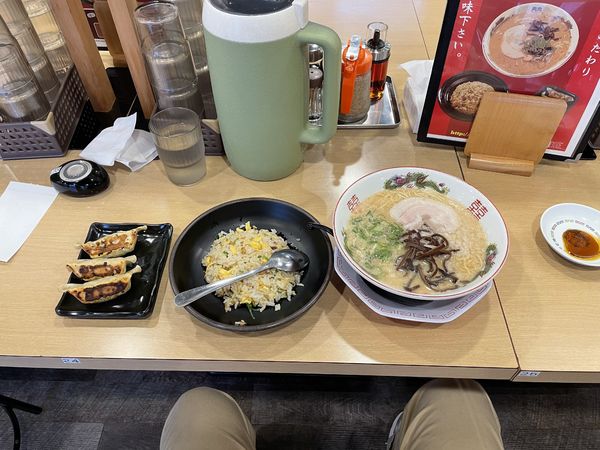 「とんこつラーメン、半チャーハン、餃子」@博多金龍 防府高倉店の写真