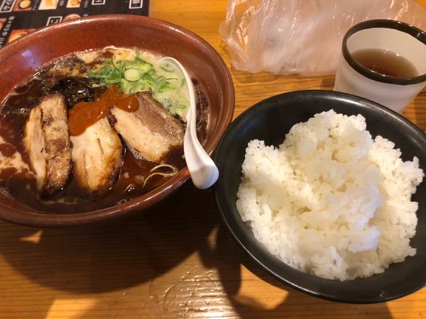 「黒桜肉多め+ご飯大盛り)」@麺道 花の杜の写真