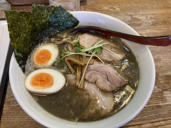 「煮干し醤油らーめん（特製）中盛　追い煮干し」@らーめん一芯の写真