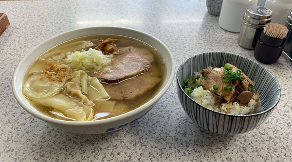 「塩チャーシューワンタン麺+チャーシュー丼」@自家製麺 らーめん くぼ田の写真