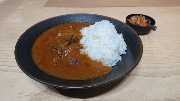 「黒毛和牛のカレーライス　２３００円＋サービス料（１０％）」@BEES BAR by NARISAWAの写真