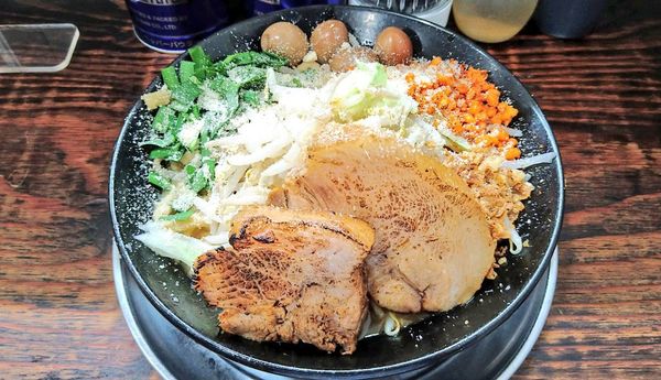 「【限定】チーズカレー(ヤサイ少なめ・辛揚げ)+燻製うずら」@麺でる 川崎店の写真