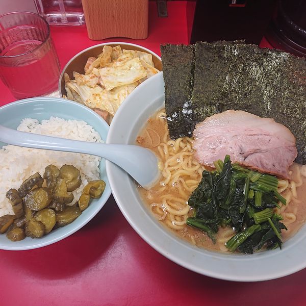 「中ラーメン750円(硬め)、キャベチャー100円、ライス」@横浜家系ラーメン 武蔵家 千歳烏山店の写真