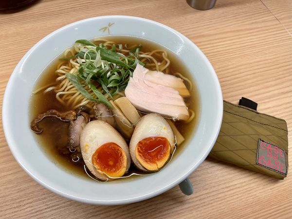 「笠岡らーめん（醤油・並盛）＋味玉」@笠岡らーめん TAKETONBOの写真