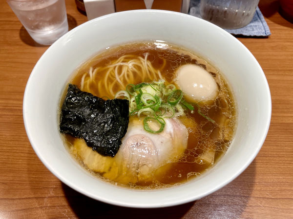 「名古屋コーチン玉子入り醤油らぁ麺」@支那そばや 東京ラーメンストリート店の写真