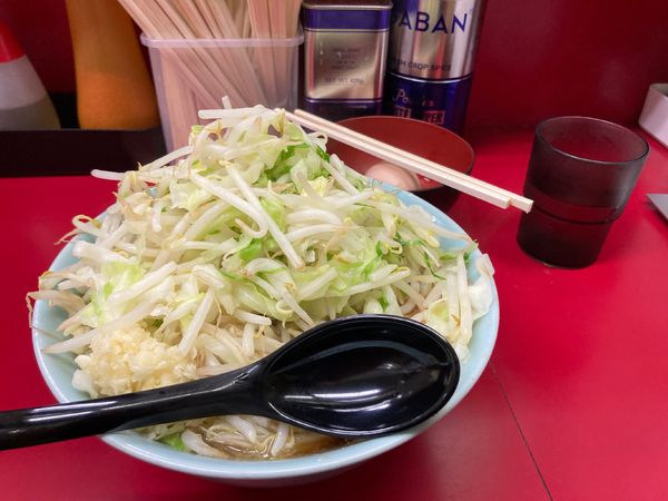 「小ラーメン　生卵　麺少なめ」@ラーメン二郎 中山駅前店の写真