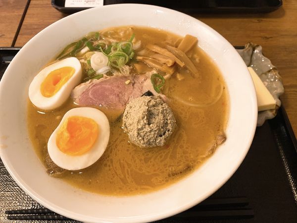 「北海道かにみそラーメン 半熟卵バター ザンギ」@初代 横浜ハンマーヘッド店の写真