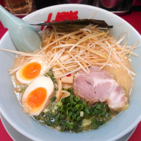 「プレミアム塩とんこつラーメン890白髪ネギ=LINEクーポン」@ラーメン山岡家 太田店の写真