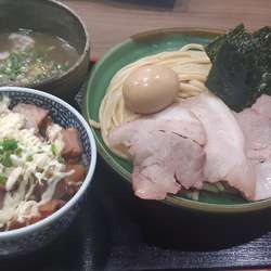 特製極濃煮干しつけ麺　中盛　吊るしチャーシュー丼