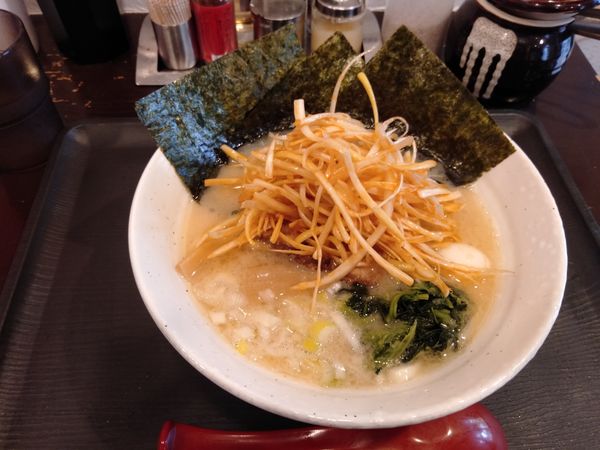 「ネギラーメン　塩」@横浜家系ラーメン 坂戸家の写真