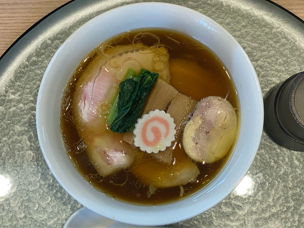 「黒出汁・知床鶏もも+もろみポーク（2枚）」@中華そば 深緑の写真