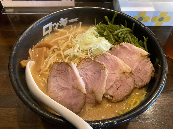 「みそラーメンチャーシュー茎わかめトッピング」@北海道ラーメン ロッキー 秀の写真