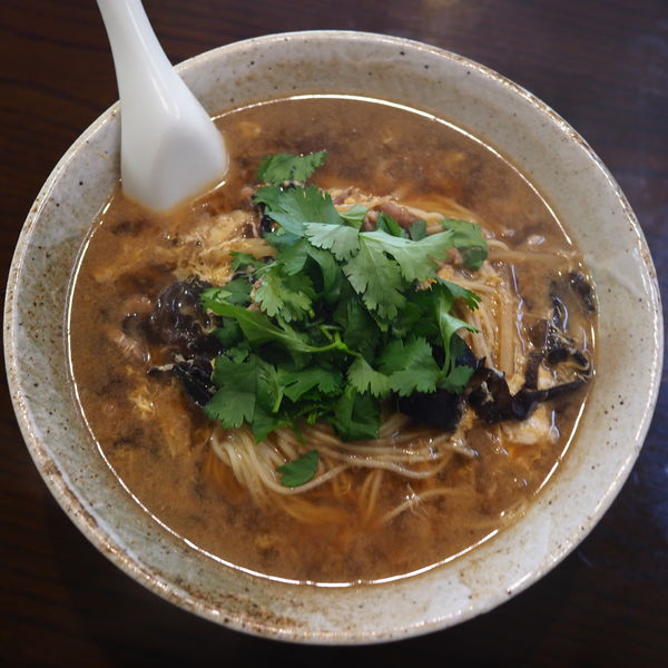 「限定　黒酢湯麺　豚肉入り胡椒を効かせたトロミつき汁そば、大盛」@中国家庭料理 MAOの写真