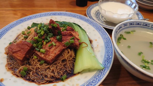 「牛バラ汁なし麺」@香港麺新記 四谷三丁目店の写真