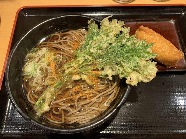 「春菊天そば390+いなり80=470円」@よもだそば 新宿西口店の写真