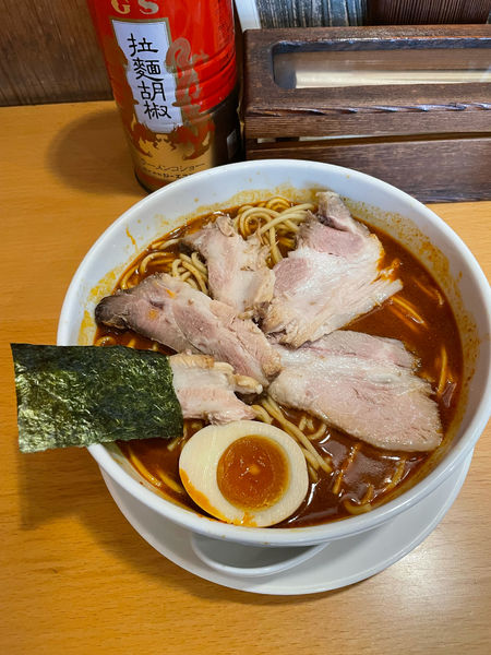 「赤過ぎる半特煮干そば」@煮干そば とみ田の写真