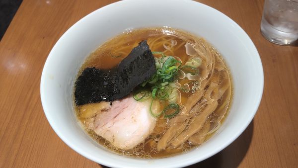 「醤油らぁ麺¥1000-」@支那そばや 東京ラーメンストリート店の写真