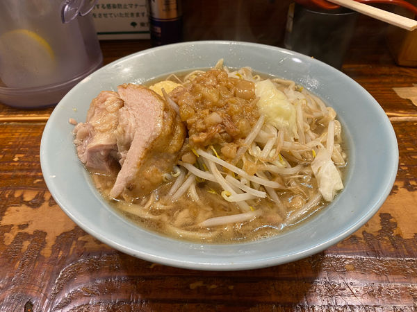 「小ラーメン800円、味薄め野菜少なめアブラマシニンニク」@立川マシマシの写真