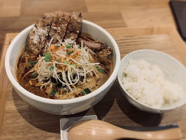 「排骨担々麺（細麺￥1400）＋小ごはん（￥100）」@茶麺房 貴勇 丸の内店の写真