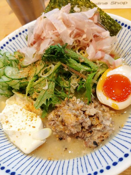 「つきたて胡麻と鯖『西京味噌の冷や汁そば』・赤玉味付け玉子入り」@麺屋猪一 本店の写真