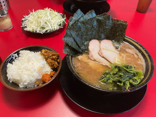 「チャーシュー麺　ノリ　ライス　ネギ」@IEKEI_TOKYO 王道家直系の写真
