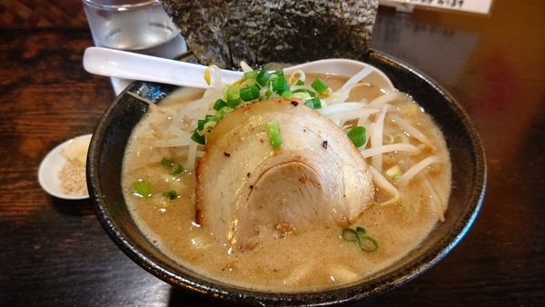 「とんこつ(おもめ）８２０円＋ランチサービス替え玉赤」@上を向いていこうの写真