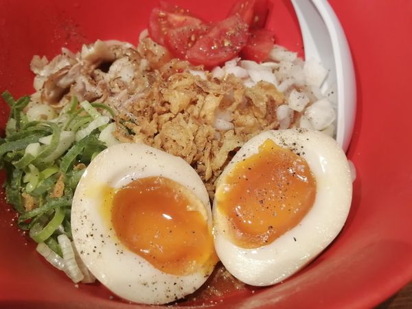 「冷やしトマトまぜそば¥850＋味玉（LINEお友だち登録特典」@らぁ麺 ばらやの写真