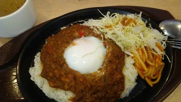 「10種の刻み野菜の鉄板焼きキーマカレーランチ 824円」@ガスト 足立江北店の写真