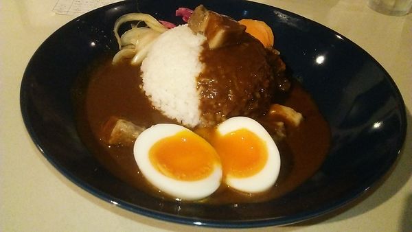 「ポーク角煮カレー 800円＋半熟玉子 100円」@スパイスカレー ブラックデビルの写真