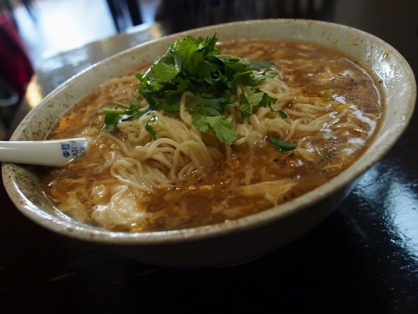 「限定　黒酢湯麺　豚肉入り胡椒を効かせたトロミつき汁そば、大盛」@中国家庭料理 MAOの写真