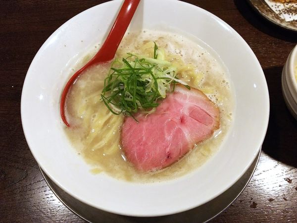 「塩豚骨そば」@立ち呑み居酒屋 金町製麺の写真
