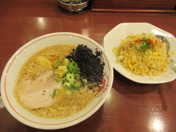 「背脂生姜醤油＋半チャーハン（900円）」@ラーチャン専門 我武者羅 橋本店の写真