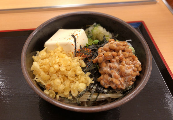 「夏の冷しそば(580円)＋納豆(クーポン)」@ゆで太郎 篠崎店の写真