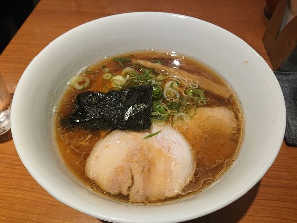 「醤油らぁ麺大盛１１８０円」@支那そばや 東京ラーメンストリート店の写真